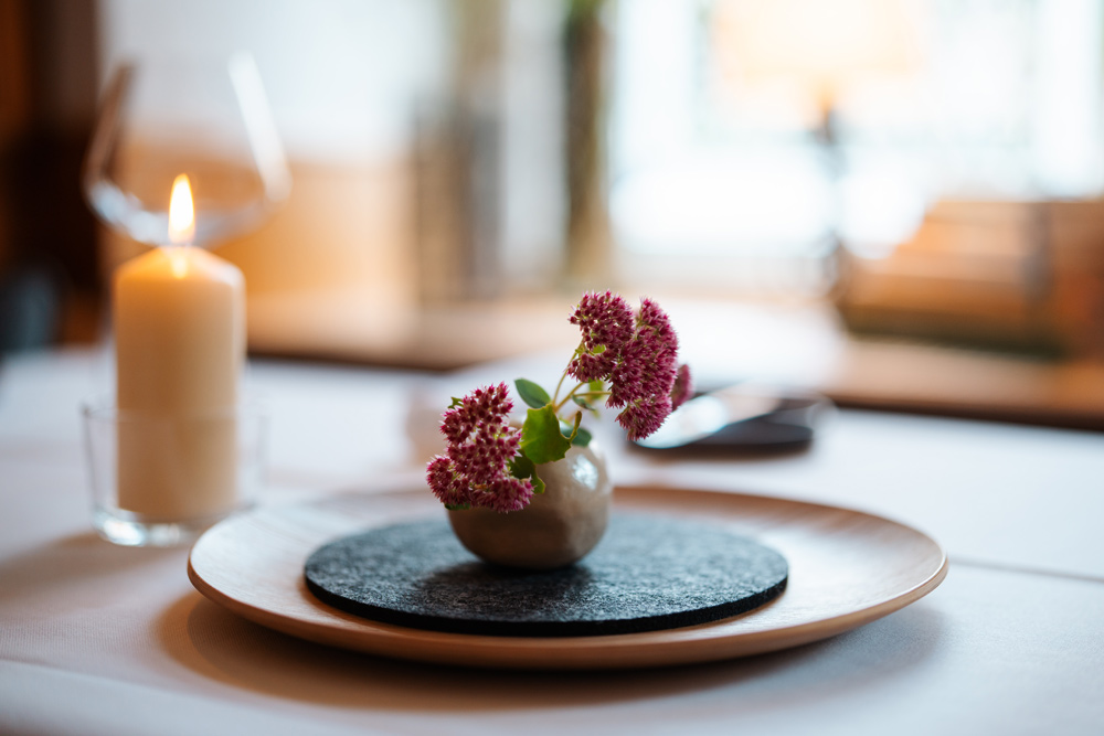 Tisch mit Kerze und Blumen